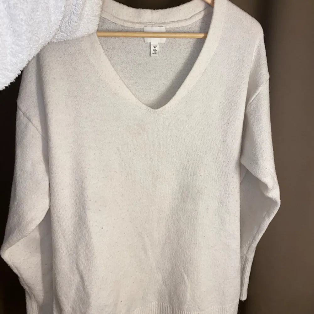 Vit stickad tröja från H&M. Använd ett fåtal gånger, men lite nopprig vilket syns på bilderna🤍. Tröjor & Koftor.