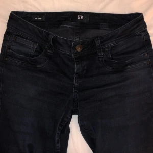 LTB jeans - Assnygga flare och låga jeans från LTB. 😍😍Marinblåa men nästan svarta. Använda fåtal gånger så därmed i nästan perfekt skick. De sitter bra i längden på mig som är 173! Midja: 37 (stretch) Grenhöjd: 18 cm Innerbenslängd: 84 cm Ytterbenslängd: 104