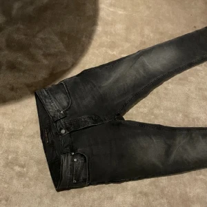 Nudie Jeans - Säljer nu dessa riktigt feta Nudie jeans som är i mycket fint skick. Jeansen är storlek 30/32, hör gärna av vid funderingar. 