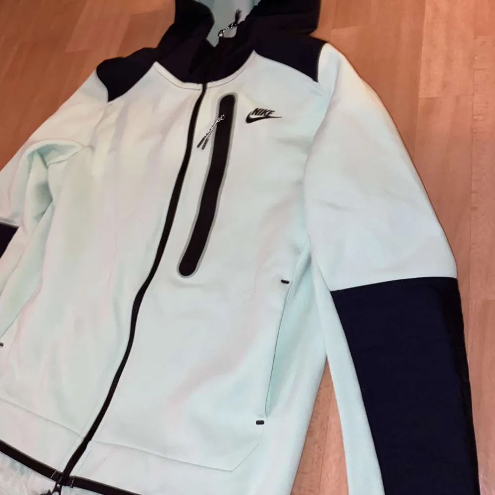 Säljer en Nike tech dress i ett jätte bra skick och har endast används 1 gång.. Hoodies.