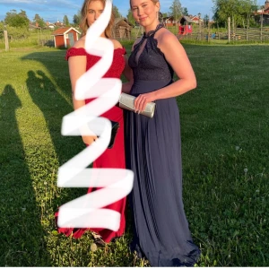 Balklänning blå - Mörkblå balklänning, bara använd 2 gånger. 