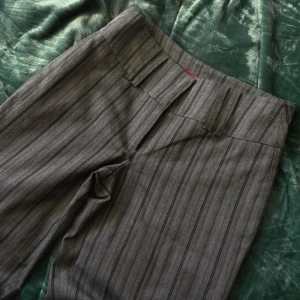 Vintage kostymbyxor - Skitsnygga kostymbyxor från street one som är vida/bootcut. De är gråa med svarta/röda ränder. Kan tyvärr inte visa bild på då de är för små för mig. Men skriv om ni skulle vilja ha mått🥰
