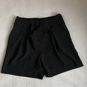 Svarta shorts - Har bara haft den två gånger, kostar 100 kr❤️