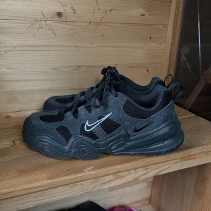 NIKE TECH HERA SNEAKERS  - Helt nya sneakers från nike! Jättefina mockadetaljer och hur sköna som helst. Använda två gånger. De va för små för mig tyvärr. Nypris 1345 kronor! 