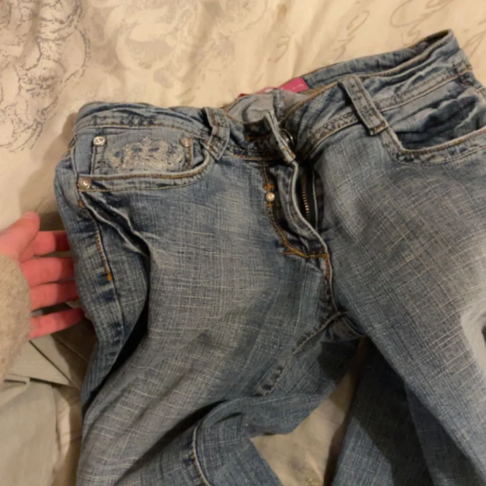 Säljer dessa jeans på grund av att dom e lite för små för min smak, är lite utsvängda längst ner alltså inte skinny, saknar tyvärr knappen(därav priset) men kan användas med ett snöre eller om man syr på,liknar Victoria Beckham, kontakta före köp nu💕. Jeans & Byxor.