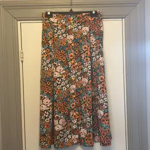 Blommig, mönstrad kjol från Monki. Sparsamt använd. Fina färger. 