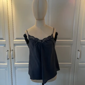 Spets linne custommade  - Delicat mörkblått spets linne av 30% silke och 70% bomull. Plagget är älskat men har forfarande kvar att ge. Detta vackra klassiska plag kan gå från både dag till kväll✨  