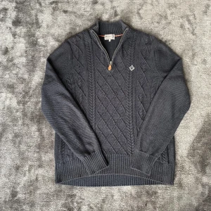 Morris halfzip - Säljer min feta Morris halfzip i storlek M. Den är i bra skick och är i mörkblå färg. Mått finns på sista bild och om ni har frågor så är det bara skriva privat:)