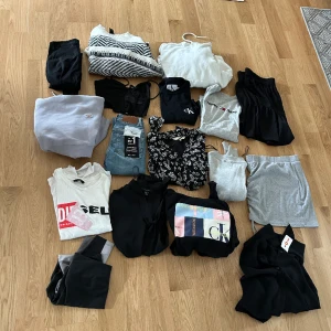 Kläder - Rensat ut bland kläderna hemma.  Allt i storlek xs/s.  Säljs tillsammans eller enskilt.  Allt tillsammans 1700kr