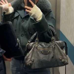 Balenciaga Väska - Kikar intresset för min Balenciaga City Bag. Väskan är äkta och köpt på Vestiaire Collective (Feb 2023). Väskan har en liten slitning i tyget på insidan. Möts helst upp🩷🩷