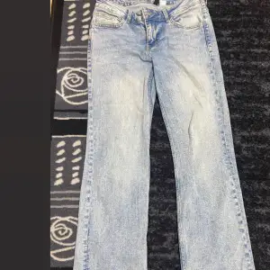 Low waist straight jeans i storlek 38. Ända ner till fötterna på mig som är ca 170 cm. Org pris 449, använda ett par gånger. Vid intresse kan jag visa hur de sitter på!