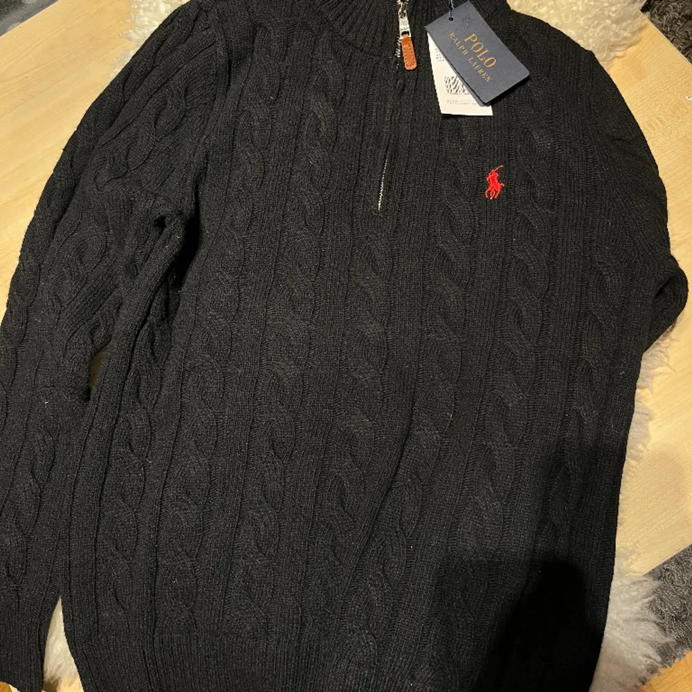 Jag säljer min ralph lauren halfzip den är helt ny o aldrig använd tidigast. tröjan kostar 2500 i ny pris men  jag säljer den  jag fick i present men jag hadde alrgi mot materialt tröjjan är äkta och priset kan diskuteras lite gran . Tröjor & Koftor.