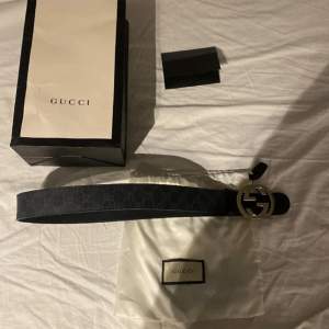 Ett Gucci bälte i svart färg allt og finns kvar från inköp. Con:6,5/10