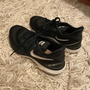 Svarta Nike träningsskor i fint skick!  - Bekväma och snygga träningsskor i fint skick ifrån Nike! Pris kan diskuteras:) 