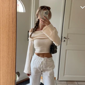 Off shoulder tröja - Säljer dessa stickade off shoulder tröjan från meshki❤️ aldrig använd bara testad