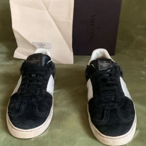 Valentino skor - Hej! Säljer nu dessa svarta mocka valentino flycrew skorna i använt skick. Saknas totalt 8 spikar. Box & dustbag medföljer. Skriv vid minsta lilla fråga och fundering. 