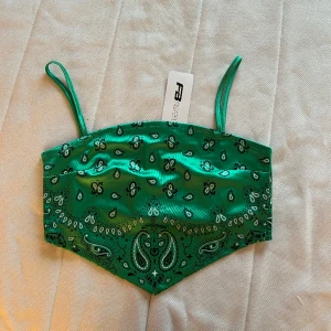 Topp - Grön topp från Newyorker, helt ny med prislapp kvar. Säljer då jag inte använt den o lär inte heller göra. 🤍