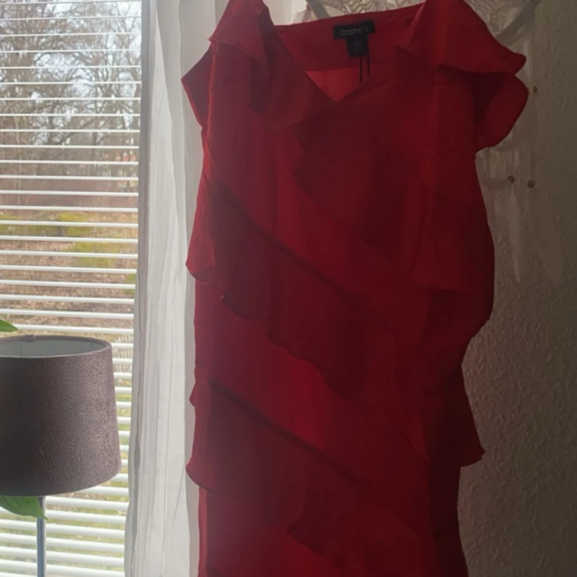 Röd volangklänning - 90