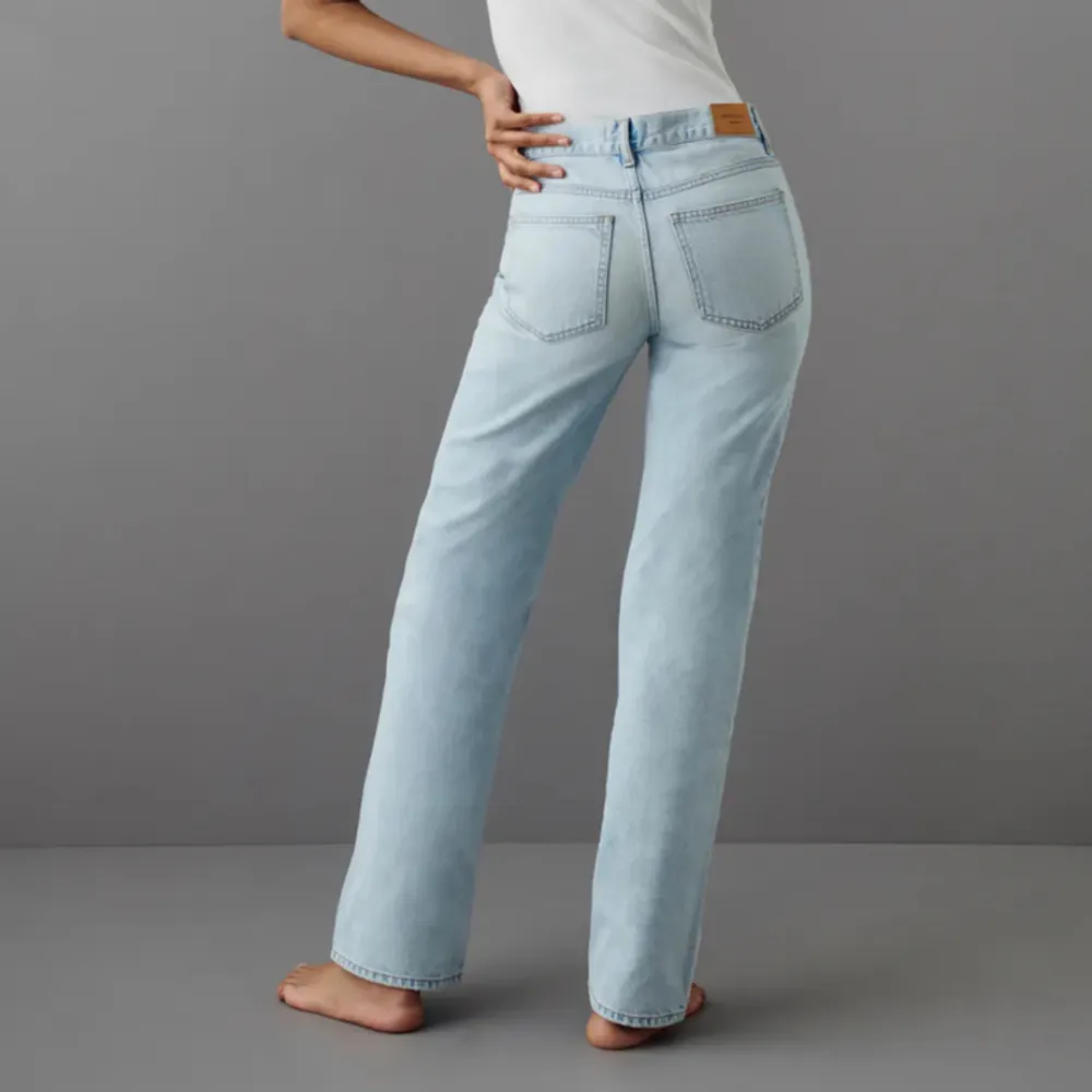 Säljer dessa snygga jeansen då de inte kommer till användning. Slutsålda online och jättefina! (Ordinarie pris: 500kr, säljer även i grå!🩷). Jeans & Byxor.