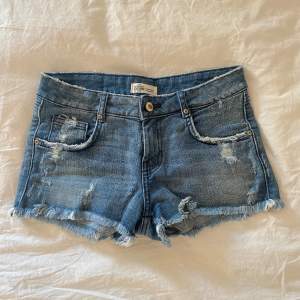 jeansshorts från en gammal zara kollektion med låg midja och snygga slitningar, storlek xs