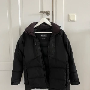 Sail Racing Vinterjacka - Hej! Säljer min Sail Racing vinterjacka då den blivit för liten. Det är storlek 160 men är lite stor i storleken. Den är använd i en vinter men ingen synligt. Jag vill helst ha 800kr för den men kan gå ner i pris vid snabb affär!