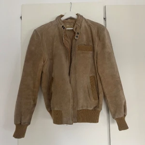 Brun jacka - Skitsnygg jacka från Genuine Leather. Köpt på second hand.