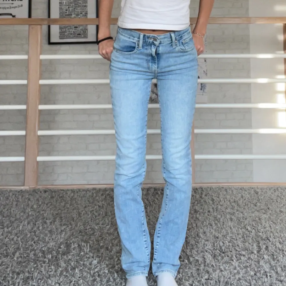 Midwaist jeans från Levi’s💘de är tighta vid låren och lite lösare i vaderna, använda ett fåtal gånger!. Jeans & Byxor.