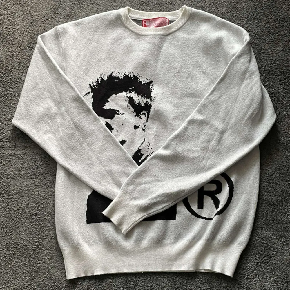 En knappt använd Tyler Durden knit av Joy Divizin, säljer pågrund av att jag tycker den är för stor imo, sitter som M/L. Hoodies.