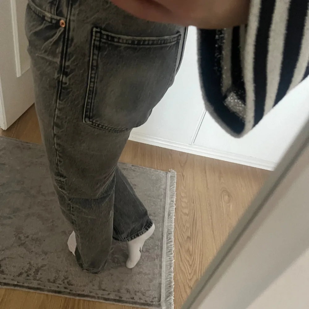 Jeans fån Zara köpta för 399, använt de ett par gånger passar precis till längden är 158. Kommer precis till fötterna o rör inte marken kan sälja för 230 storlek 40 o passar mig som är i 38 mid waist. Jeans & Byxor.