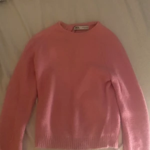 Rosa tröja ull - Säljer min jätte fina tröja från Zara! Den är helt oanvänd och i nyskick, den är i strlk M, super fin till sommaren. Tveka inte på att trycka på köp nu så skickar jag inom en dag❤️