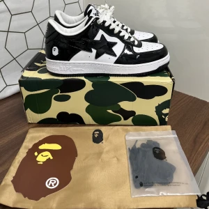 Bapesta  - Säljer mina fina och fräsha bapesta skor. De är använda fåtal gånger, ungefär 3 gånger. Skicket är superbra, det ända är att boxen är lite skadad annars har de inget fel. Pris kan diskuteras. Fri frakt📦