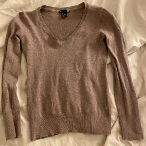 Cykelbyxor och toppar  - Hej säljer av lite Damkläder som bara hänger och skräpar topparna är i stl xs och s och byxorna är i S, kan lämna innom norrköping Topparna säljs för 40 kr st och cykelbyxorna 50 kr 🥰