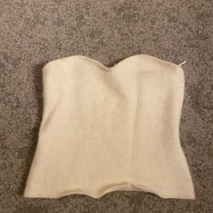 Topp - Stickad topp, sämre i skick men väldigt fin ändå! 