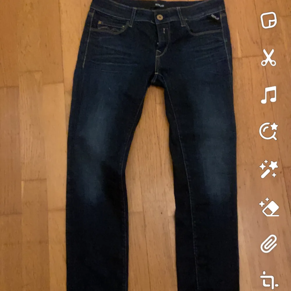 Säljer ett par slim Replay jeans i riktig bra skick. Knappt använda och riktigt snygga, storleken är 26👍passar någon som är ca 165. Jeans & Byxor.
