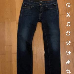 Säljer ett par slim Replay jeans i riktig bra skick. Knappt använda och riktigt snygga, storleken är 26👍passar någon som är ca 165