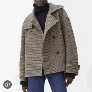 Arket kappa - Säljer min arket kappa då den inte kommer till användning💞Finns ett litet hål så kom för bilder. Pris kan diskuteras! 