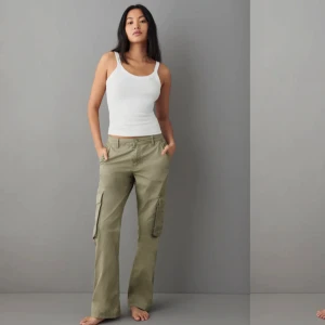 Cargo byxor - Säljer mina helt oanvända cargo byxor eftersom dom var för stora + köpte ett par nya i min storlek:))