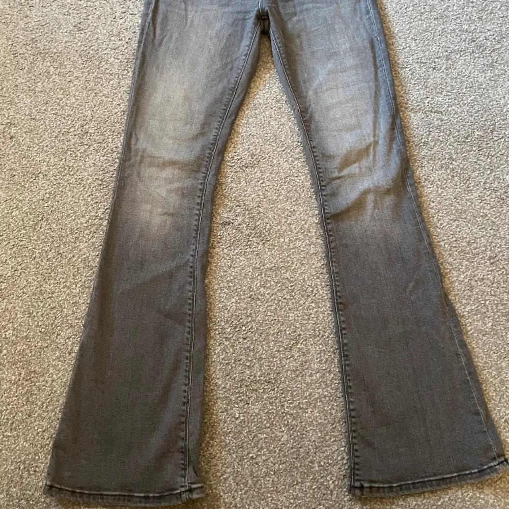 Säljer mina grå bootcut jeans från only i en grå färg. Inte använt särskilt mycket, därav iprincip nyskick. Säljer pga använder inte längre.. Jeans & Byxor.