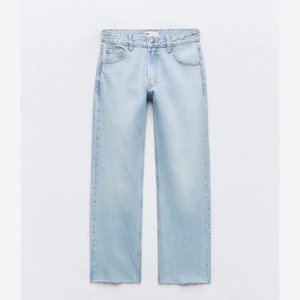 Ljusblåa mid/low waist jeans från zara som är slutsålda på deras hemsida! Nästan aldrig använda . Jeans & Byxor.