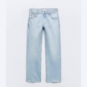 Ljusblåa mid/low waist jeans från zara som är slutsålda på deras hemsida! Nästan aldrig använda 