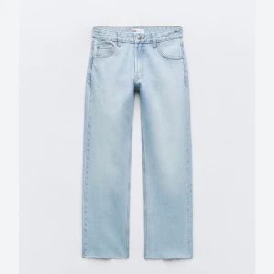 Zara jeans  - Ljusblåa mid/low waist jeans från zara som är slutsålda på deras hemsida! Nästan aldrig använda 