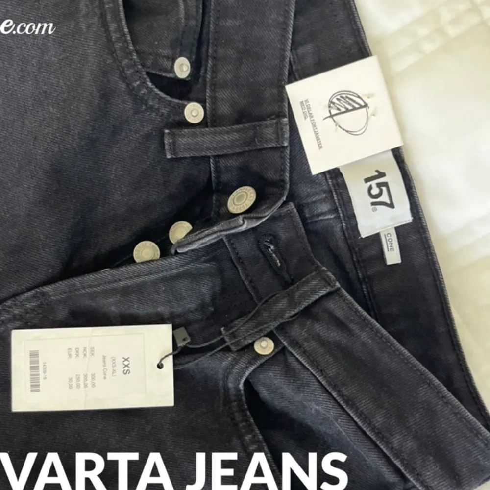 Ett par svarta jeans som aldrig är använda med prislappen kvar. Jeans & Byxor.
