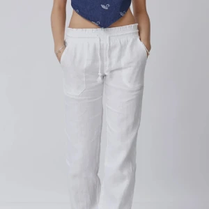 linnebyxor - lågmidjade linnebyxor från skagen clothing köpta förra sommaren, använda ca 3 gånger. storlek m, och passar mig i längden som är 164. säljs då dom är förstora (köptes för 800kr)