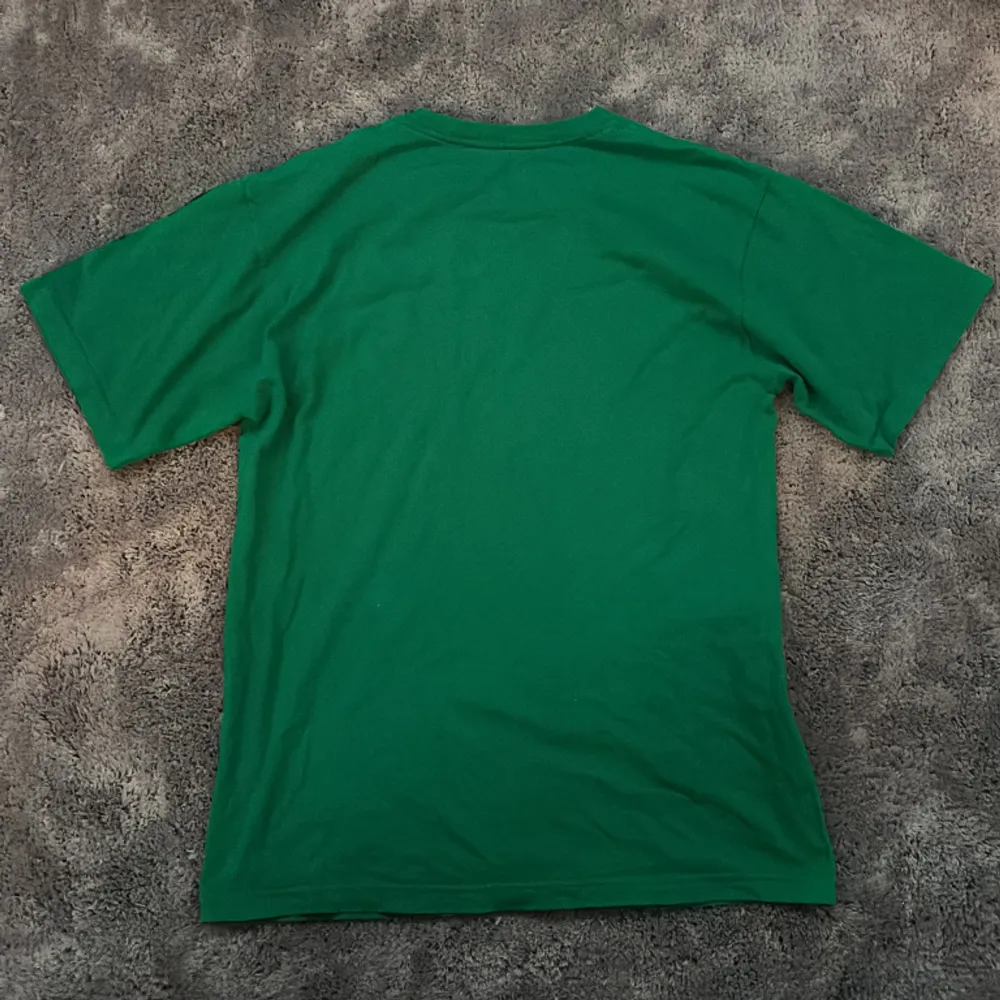 Grön tshirt. Storlek L. Knappt använd och i fint skick. Finns pytteliten brist på framsidan, bild 3. Skriv innan köp.. T-shirts.