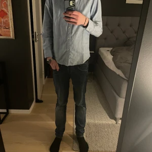 Skjorta  - En ljusblå skjorta som passar till allting och är skön att ha på sig under sommaren, skicket är 10/10 fins inget hål läker liknande