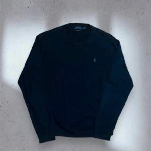 Raffe tröja i en snygg Mörkblå färg🤩Skick 9/10 knappast använd inga skavanker. Passar att ha som övertröja med skjorta under men även utan. Tvärsnygg och skön tröja i bomull. Pris kan diskuteras vid snabb affär!!