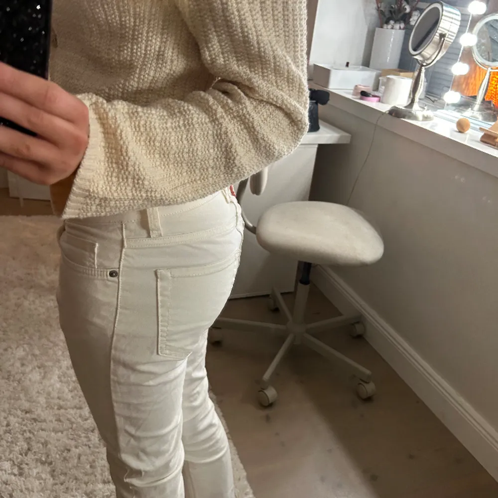WERA stockholm vita lågmidjade jeans, storlek 28 men sitter som 34/s på! De har inga defekter🤍 (priset kan diskuteras vid intresse). Jeans & Byxor.