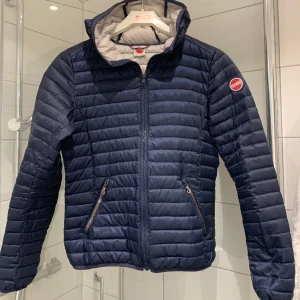 Colmar lättviktsjacka - Marinblå superfin Colmar jacka. Dragkedjan är utbytt, därav det låga priset. Nypris: ca: 2200 :- Köparen står för frakten. 