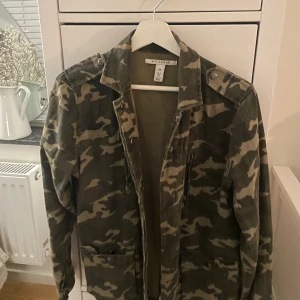 Kamouflagejacka - Tunnare kamouflagejacka, perfekt nu till våran!   Säljer då den är lite liten för mig! 