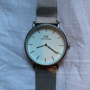 Daniel Wellington klocka - Silvrig. Batteriet fungerar ej. Kolla bilderna för att se skavanker. 